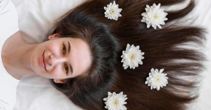 हफ्ते में सिर्फ दो बार तेल लगाने से जड़ से मजबूत होंगे आपके बाल