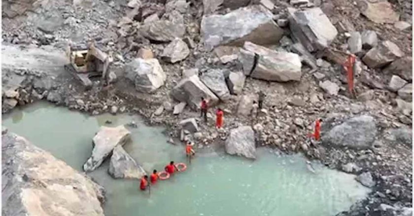 नीमकाथाना में बड़ा हादस,क्रेशर खदान में भूस्खलन, 1 मजदूर अब भी फंसा