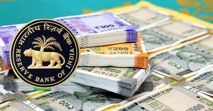 रुपये को संभालने के लिए RBI की तैयारी, बढ़ सकती हैं ब्याज दरें