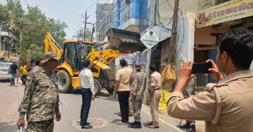 वृंदावन परिक्रमा मार्ग में अतिक्रमण हटाया गया, श्रद्धालुओं को राहत