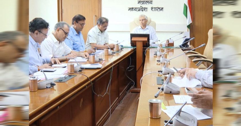 जनसुनवाई में आत्मदाह की घटनाओं पर भड़के CS अनुराग जैन, कलेक्टरों से पूछा- यही सुशासन है?