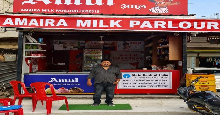 भगवान बिरसा मुण्डा योजना से बदली झाबुआ के अर्पित की जिंदगी, अमूल पार्लर खोल बने आत्मनिर्भर