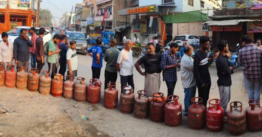 आगरा में एलपीजी संकट गहराया, गैस सिलिंडर की कमी से घरेलू और व्यावसायिक उपभोक्ता परेशान