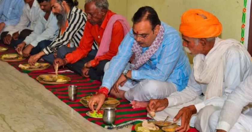 अजमेर दौरे पर सीएम भजनलाल शर्मा, ग्रामीण परिवार के घर किया पारंपरिक भोजन