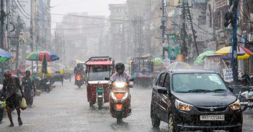 22 राज्यों में बारिश का अलर्ट, उत्तराखंड में भीषण आंधी-तूफान की चेतावनी; जानें आज का मौसम