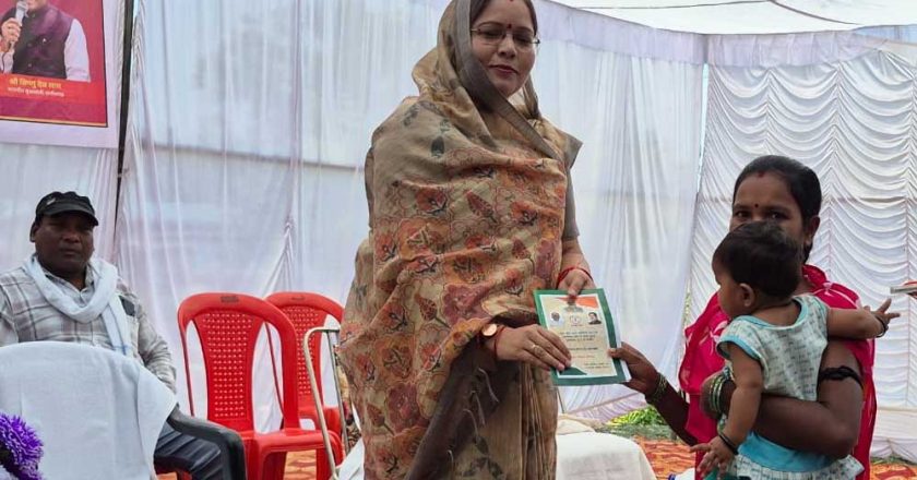 सुशासन तिहार 2026: सिमड़ा शिविर में हितग्राहियों को मिले राशन कार्ड, चेहरे पर आई मुस्कान