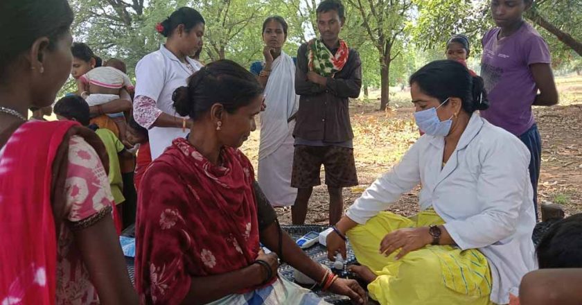 दुर्गम जंगलों के बीच पहुंची स्वास्थ्य सेवा, 771 ग्रामीणों की हुई जांच