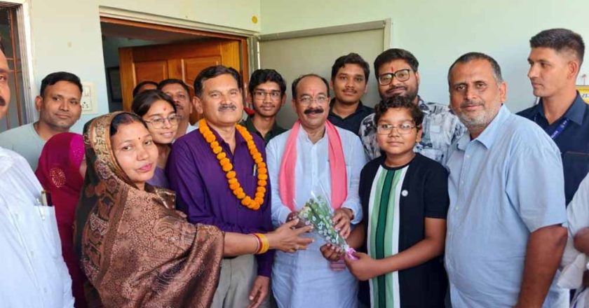 डिप्टी सीएम के सरप्राइज गिफ्ट से खिल उठी टॉपर अंशुल, 10वीं में 99% अंक से रचा कमाल