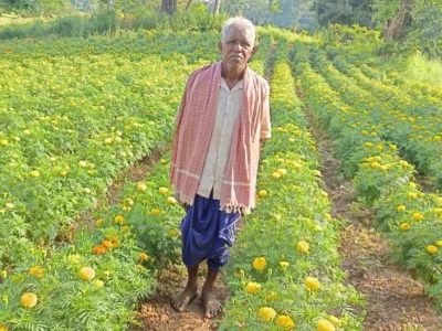 धान छोड़ फूलों की खेती ने बदली आनंदराम की तकदीर
