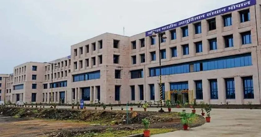 7 महीने से लकवाग्रस्त महिला को एम्स में नई जिंदगी, रीढ़ के रास्ते दी दवा से खुलीं नसें