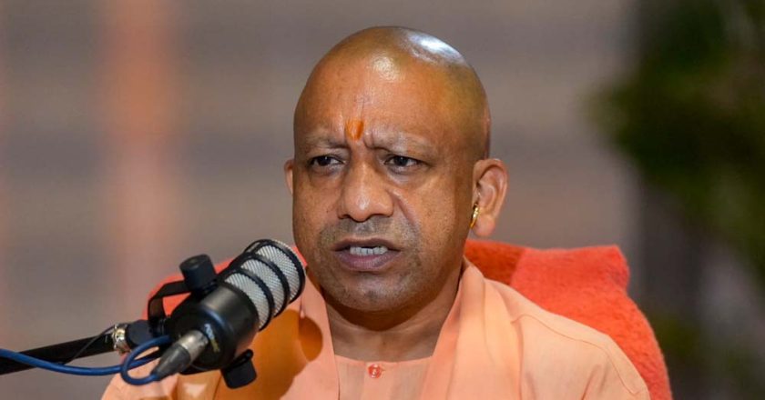 मदर्स डे स्पेशल: मां के आंसू पोंछकर परिवार में खुशियों का उजाला फैलाते हैं सीएम योगी