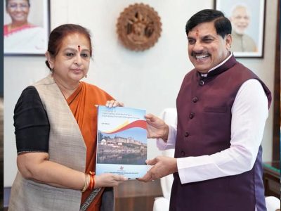 मुख्यमंत्री डॉ. यादव को ट्रेजर्स ऑफ ताप्ती वैली एण्ड बुरहानपुर की प्रति भेंट