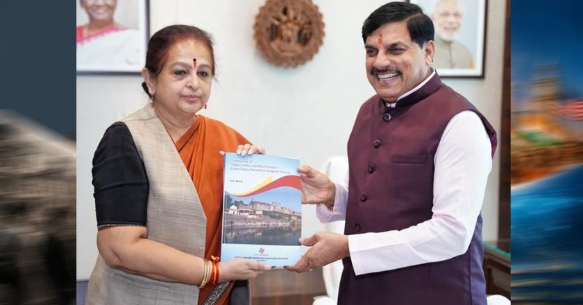 मुख्यमंत्री डॉ. यादव को ट्रेजर्स ऑफ ताप्ती वैली एण्ड बुरहानपुर की प्रति भेंट