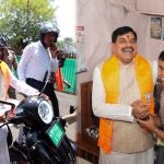 स्कूटी से 12वीं टॉपर चांदनी के घर पहुंचे CM मोहन यादव, तंग गलियों में देख लोग रह गए हैरान