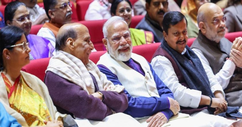 Modi Cabinet Reshuffle: जल्द हो सकता है बड़ा फेरबदल, TMC-शिवसेना के बागियों को मिल सकता है बड़ा इनाम!