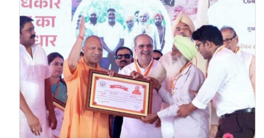 मुख्यमंत्री ने विभिन्न योजनाओं के लाभार्थियों को दिया आवंटन पत्र, चेक, मकान की चाबी व सम्मान