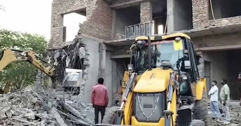 चित्तौड़गढ़ दुर्ग में अवैध होटल पर प्रशासन की बड़ी कार्रवाई, तड़के चला बुलडोजर