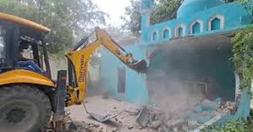 संभल में अवैध निर्माण पर बुलडोजर कार्रवाई, मस्जिद ध्वस्तीकरण शुरू
