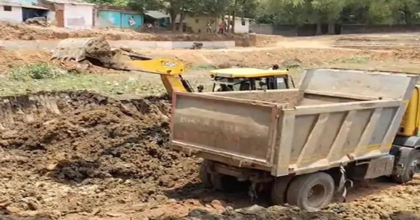 100 साल पुराने पंडरीतराई तालाब का कायाकल्प: 78 लाख की लागत से बढ़ाई जा रही गहराई
