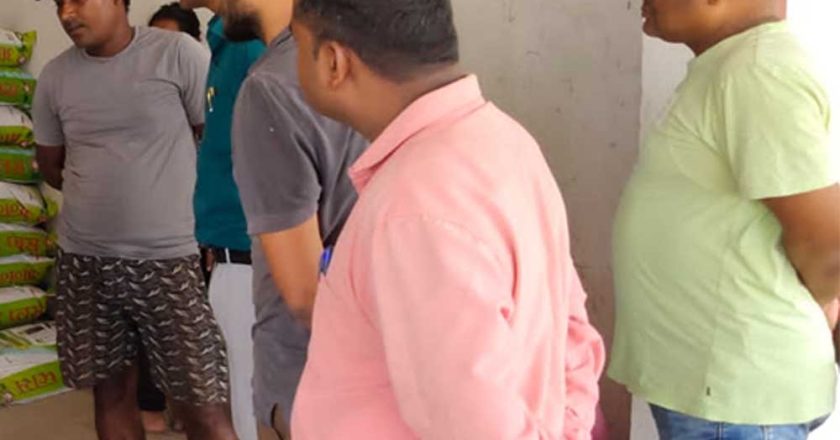 किसान बनकर पहुंचे कृषि अधिकारी, खाद की कालाबाजारी का किया खुलासा