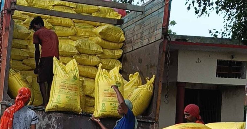 अवैध खाद से भरा मिनी ट्रक पकड़ा गया, पुलिस ने 3 लाख से ज्यादा का माल किया जब्त