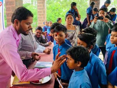नए शैक्षणिक सत्र की शुरुआत पर स्कूलों में उत्साह, विद्यार्थियों का तिलक लगाकर स्वागत