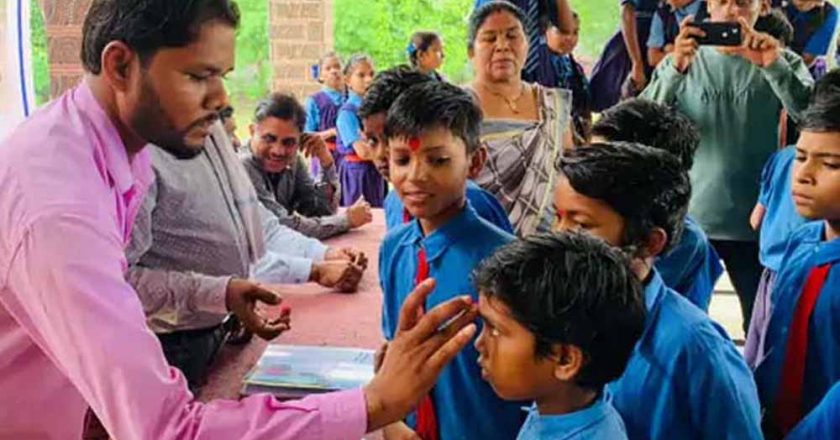 नए शैक्षणिक सत्र की शुरुआत पर स्कूलों में उत्साह, विद्यार्थियों का तिलक लगाकर स्वागत