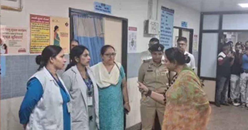 विवादित बयान पड़ा भारी! रेणू भाटिया की गई कुर्सी, ‘बेटी को अनजान व्यक्ति के साथ छोड़ने’ वाली टिप्पणी पर कार्रवाई