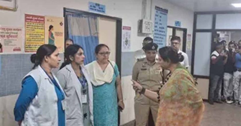 LNJP अस्पताल में हंगामा, सीनियर अफसर की आंखों में आए आंसू; महिला आयोग चेयरपर्सन की टिप्पणी पर भड़कीं नर्सें