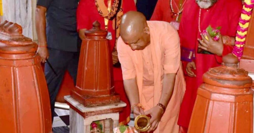 दतिया के पीतांबरा पीठ पहुंचे CM योगी और डिप्टी CM मौर्य, विधि-विधान से की पूजा-अर्चना