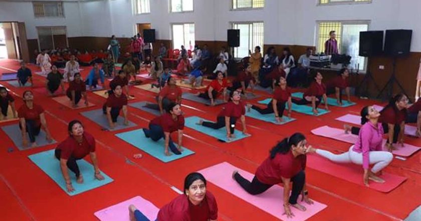 अंतर्राष्ट्रीय योग दिवस पर पुलिस परिवार ने किया सामूहिक योगाभ्यास