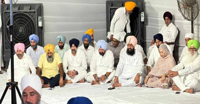 बेअदबी कानून पर अकाल तख्त पहुंचे पंजाब के मंत्री-विधायक, नंगे पैर पहुंचकर रखा सरकार का पक्ष