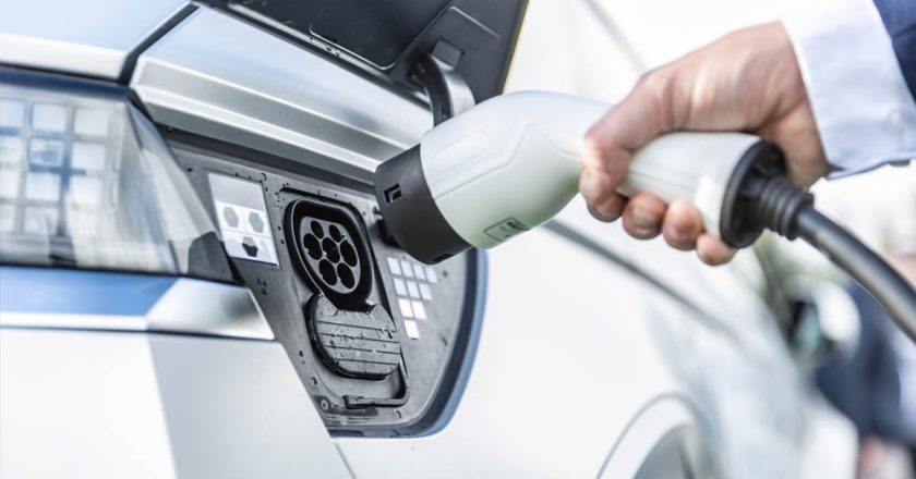 EV Charging Alert: भारत के 45% घर इलेक्ट्रिक कार चार्जिंग के लिए अनफिट, लापरवाही से लग सकती है आग