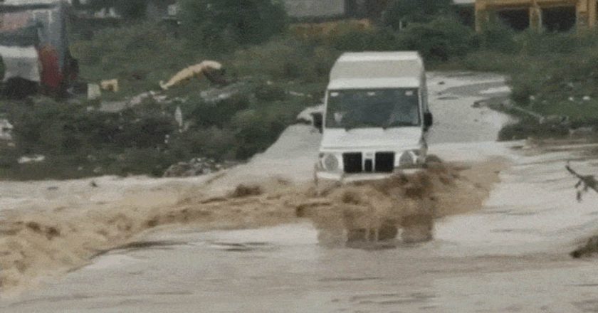पंजाब के 3 जिलों में मूसलाधार बारिश, सड़कों पर 4 फीट पानी; स्कूल खुलते ही जनजीवन प्रभावित