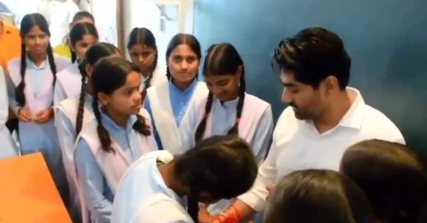 कलेक्टर गौरव बैनल ने छात्राओं से बंधवाई राखी