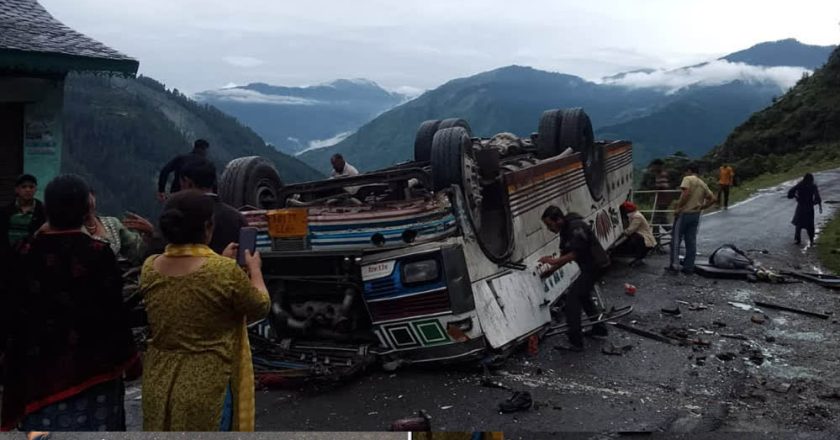 हिमाचल के चंबा में दर्दनाक हादसा, पहाड़ी से सड़क पर गिरी बस; 7 लोगों की मौत, कई घायल