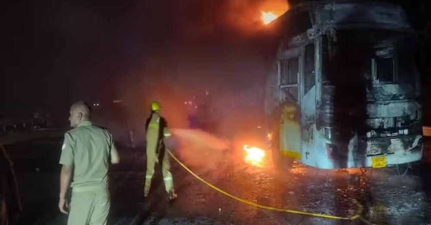 यमुना एक्सप्रेसवे पर स्लीपर बस में लगी आग, 9 यात्रियों की मौत