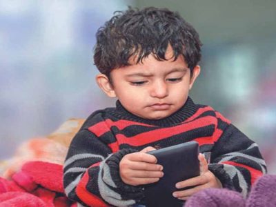 होमवर्क के बहाने मोबाइल में रील्स और गेम खेल रहे बच्चे, कम मार्क्स आने पर बढ़ रहा तनाव