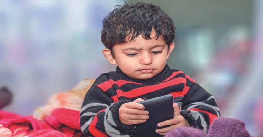 होमवर्क के बहाने मोबाइल में रील्स और गेम खेल रहे बच्चे, कम मार्क्स आने पर बढ़ रहा तनाव